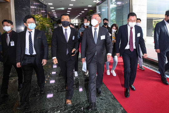 정의선 현대자동차그룹 회장이 15일 서울 종로구 정부서울청사에서 열린 '제2차 수소경제위원회'에 참석하기 위해 이동하고 있다.  사진=박동욱기자 fufus@
